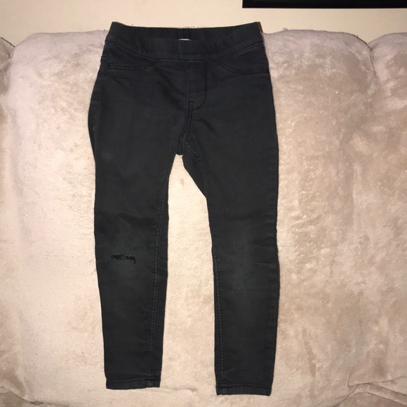 H&M US 4T black stretchy jeans distressed right knee 💕 - Picture 1 of 4